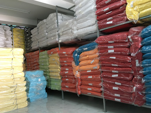 xưởng may đồng phục đà nẵng và hàng được lưu trữ gọn gàng trong kho sản phẩm
