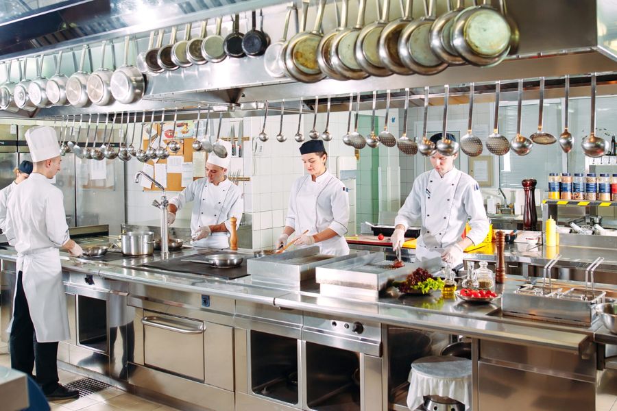 Màu sắc phù hợp môi trường bếp (thường là trắng, đen, xám…)